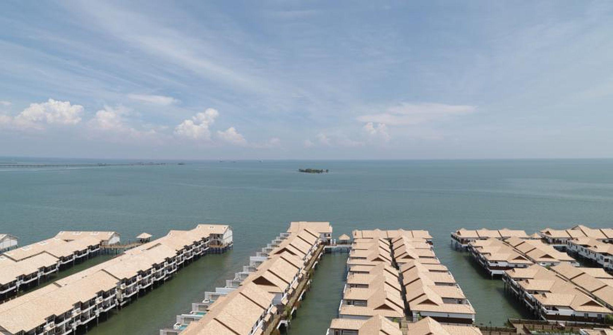 Grand Lexis Port Dickson Hotel Eksteriør billede The floating homes of the resort