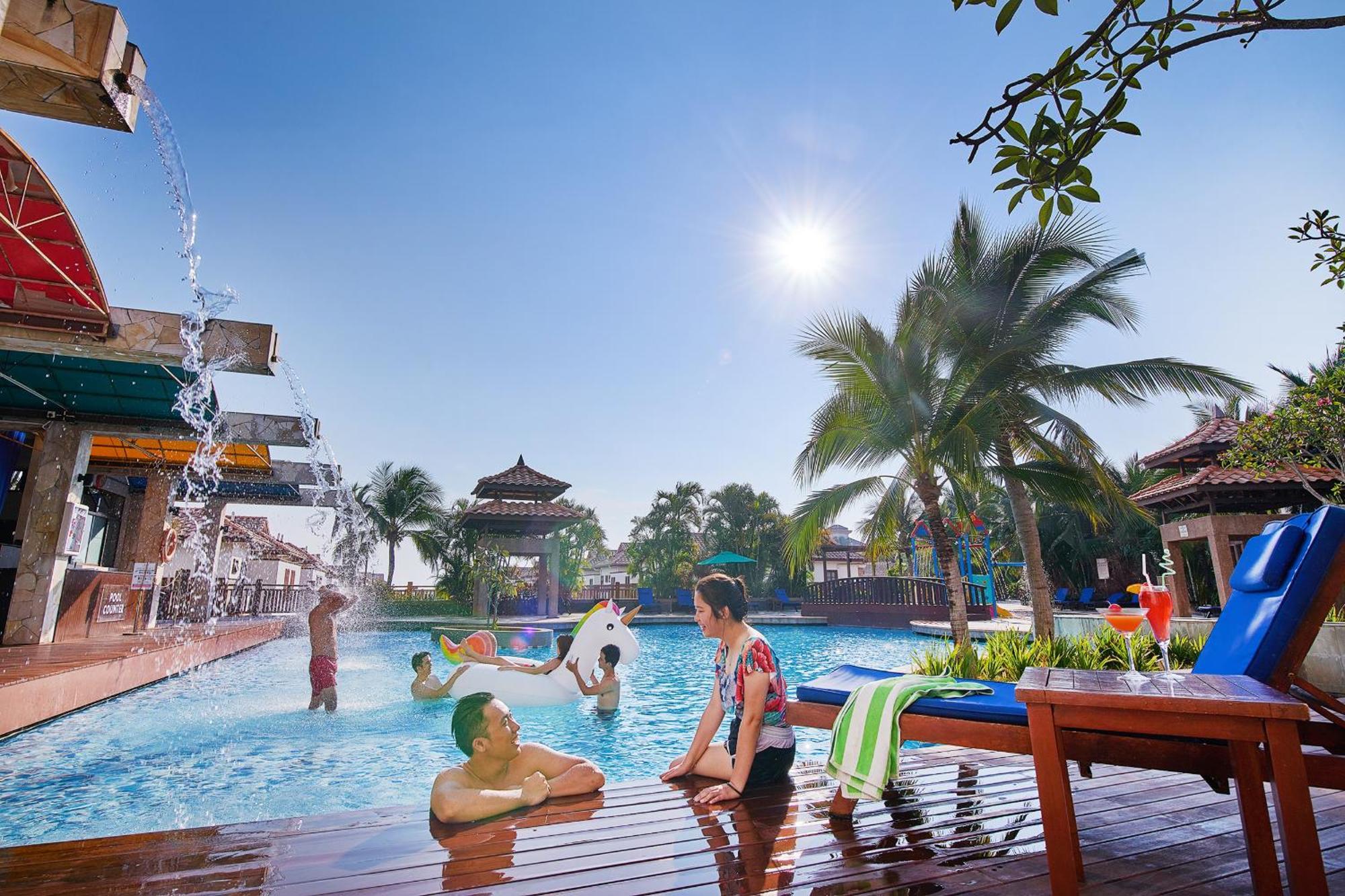 Grand Lexis Port Dickson Hotel Eksteriør billede The swimming pool at the resort
