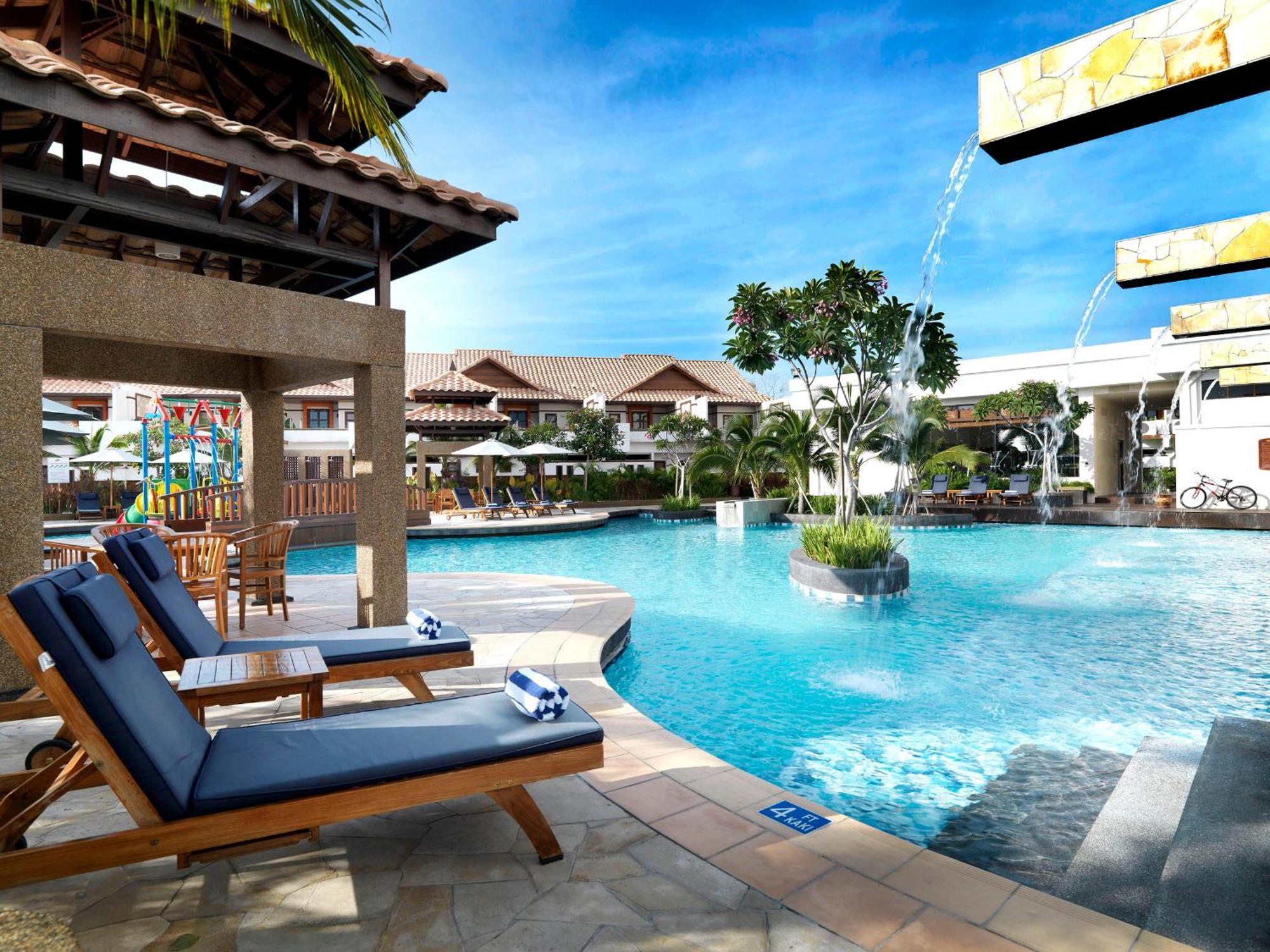 Grand Lexis Port Dickson Hotel Eksteriør billede The swimming pool at the resort