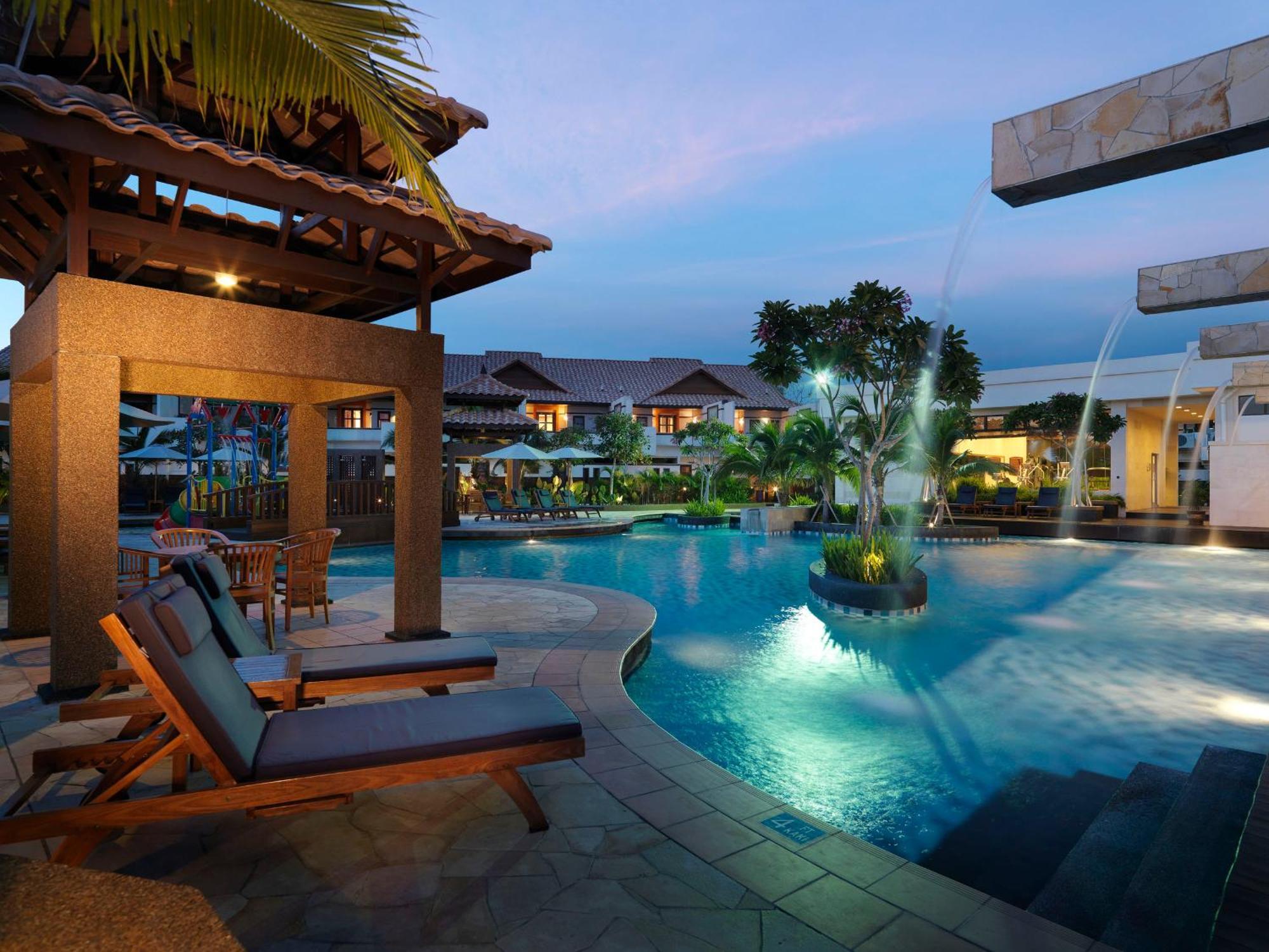 Grand Lexis Port Dickson Hotel Eksteriør billede The swimming pool at the resort