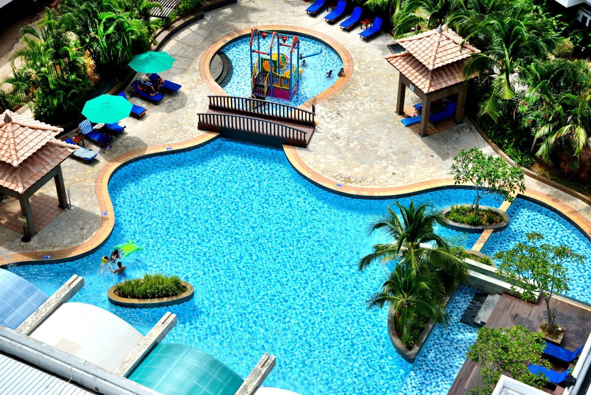 Grand Lexis Port Dickson Hotel Eksteriør billede The swimming pool at the Royal Thai Police Club