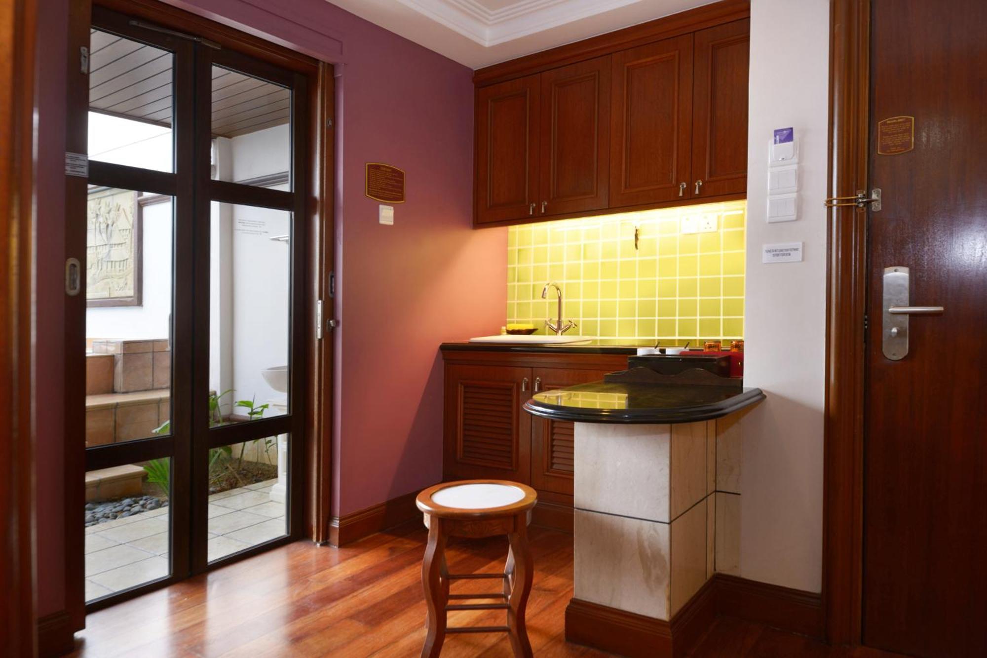 Grand Lexis Port Dickson Hotel Eksteriør billede A small kitchen in a hotel