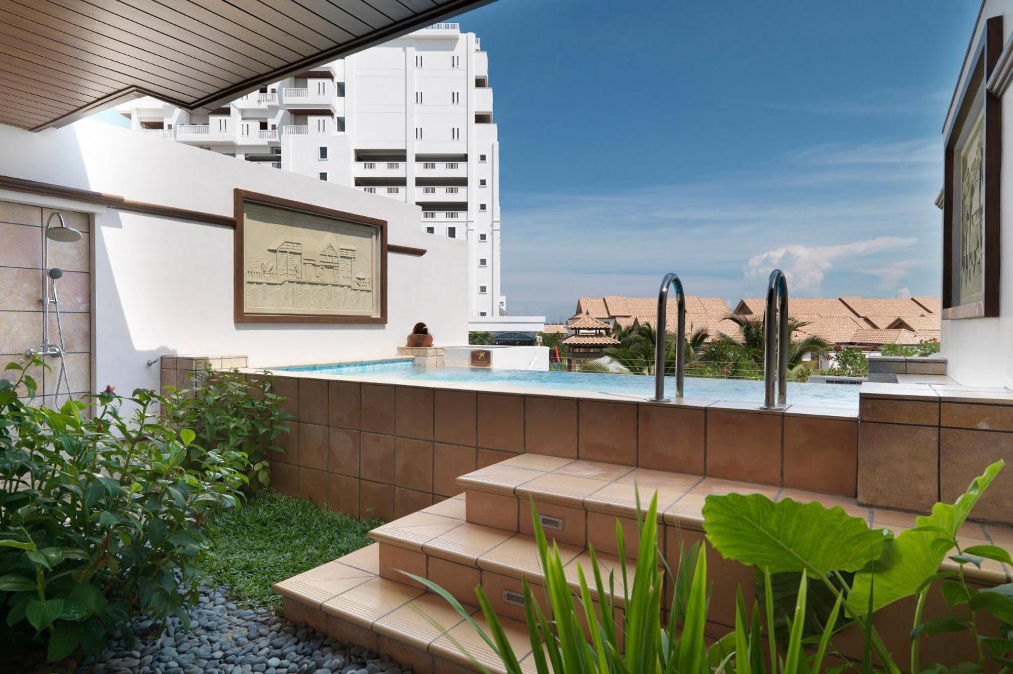 Grand Lexis Port Dickson Hotel Eksteriør billede The swimming pool at the hotel