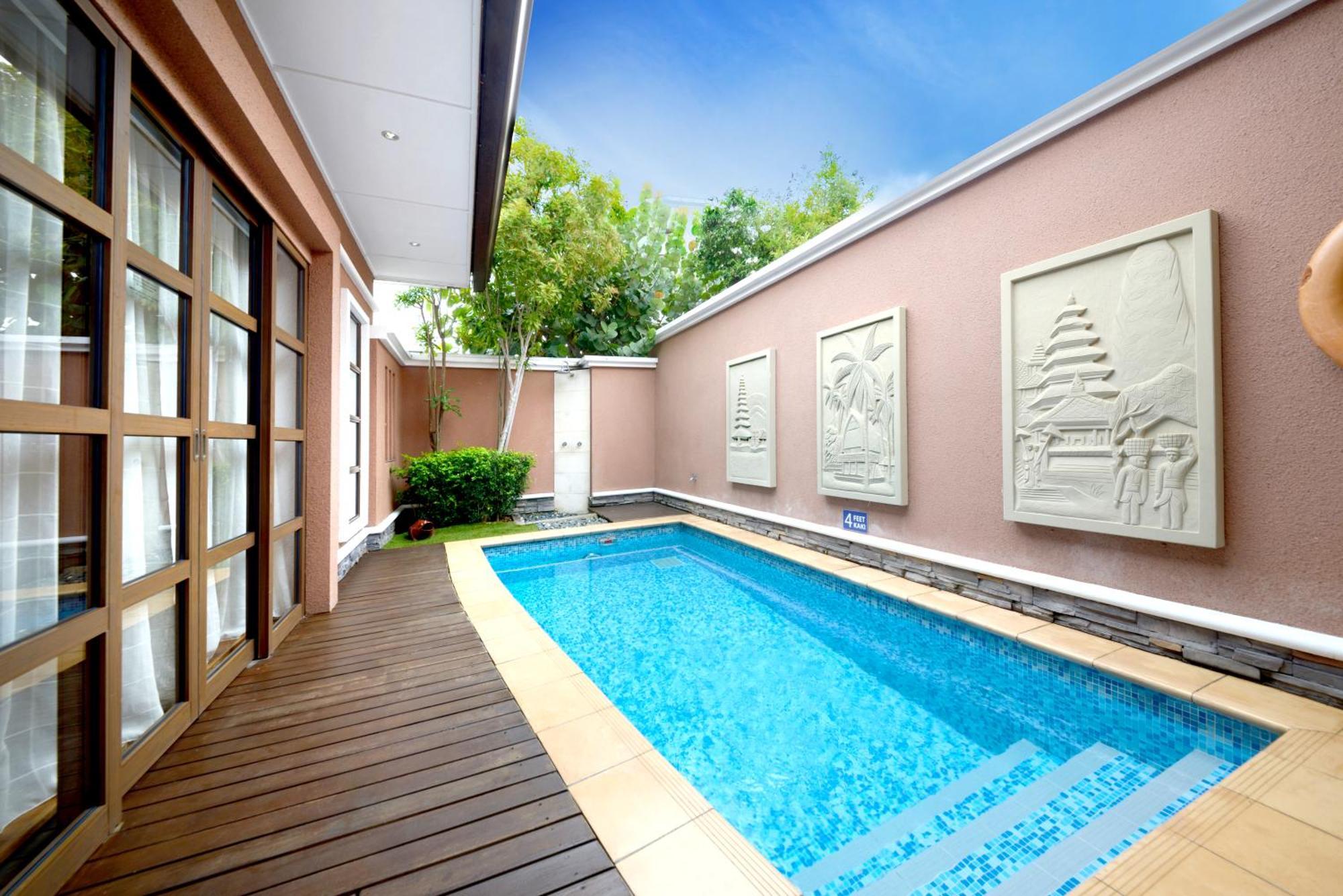 Grand Lexis Port Dickson Hotel Eksteriør billede A private pool at a hotel
