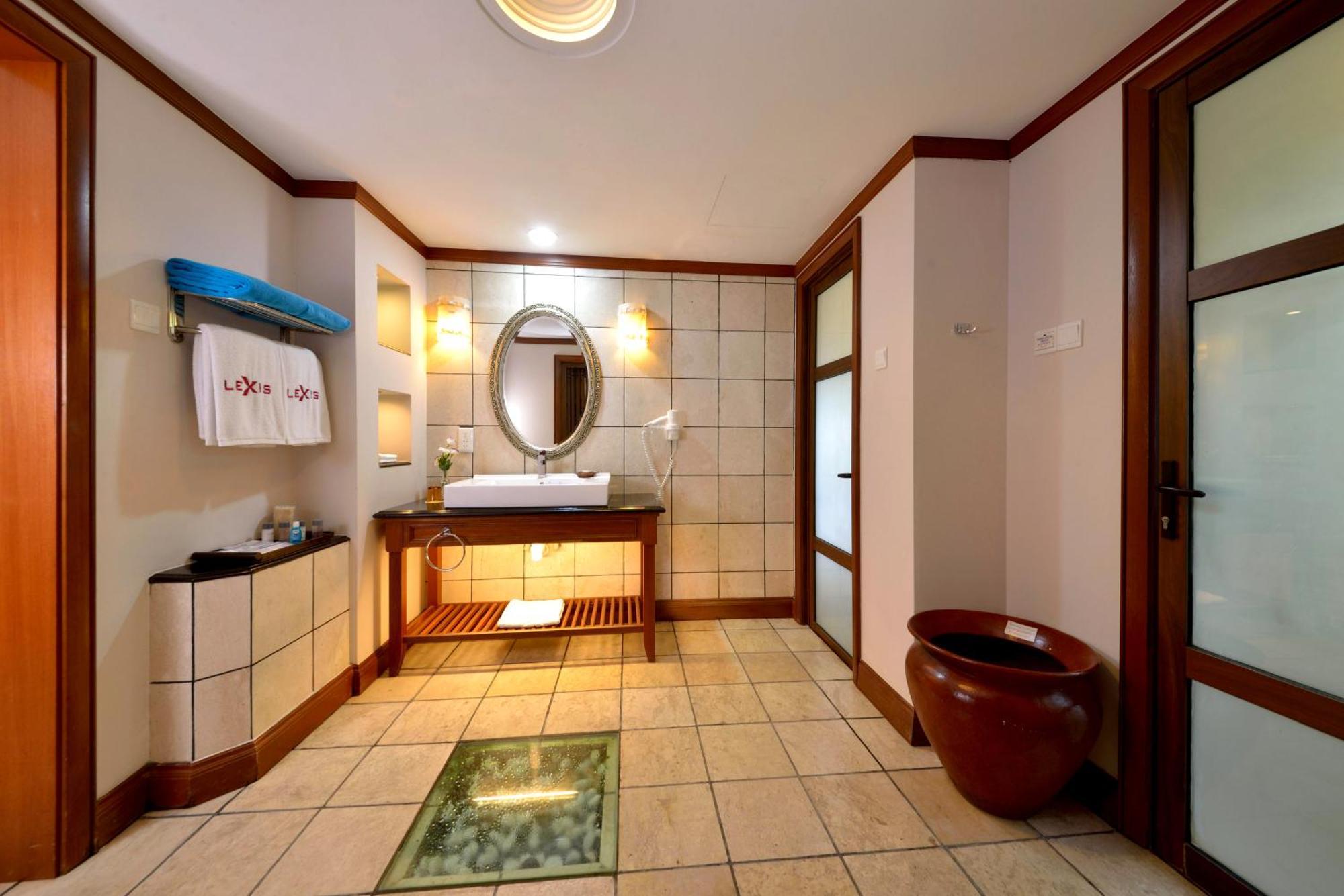 Grand Lexis Port Dickson Hotel Eksteriør billede Bathroom