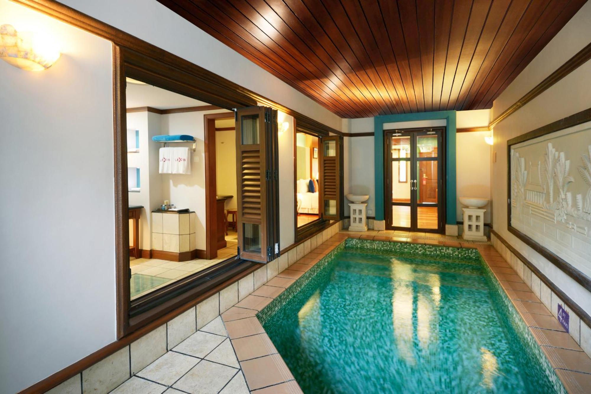Grand Lexis Port Dickson Hotel Eksteriør billede A private pool at a hotel
