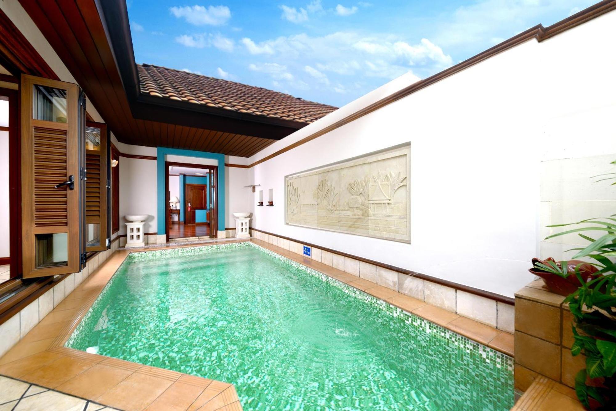 Grand Lexis Port Dickson Hotel Eksteriør billede A pool at the hotel