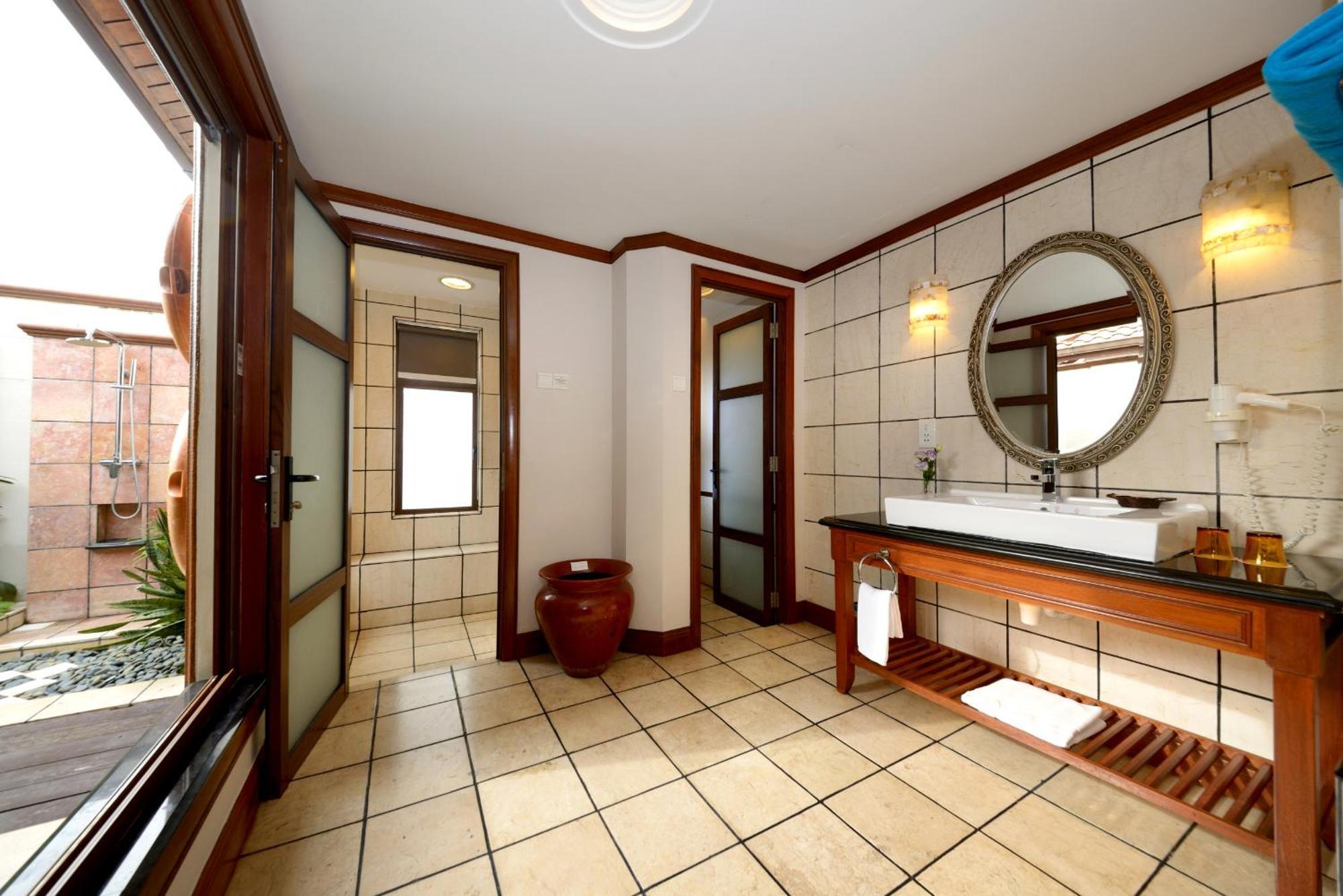 Grand Lexis Port Dickson Hotel Eksteriør billede Bathroom