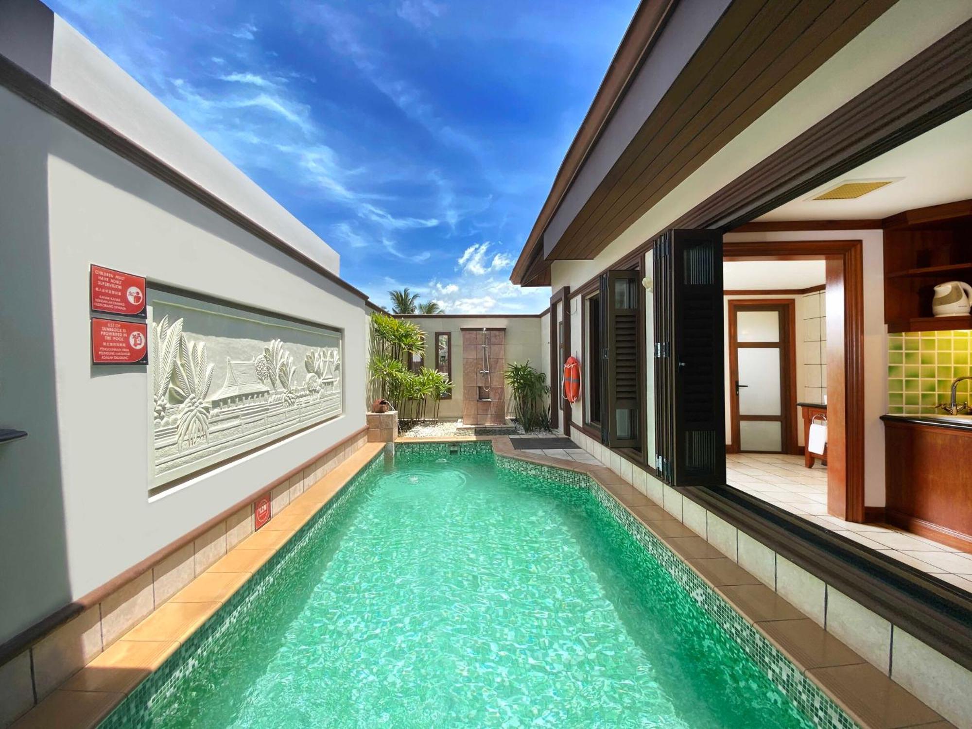 Grand Lexis Port Dickson Hotel Eksteriør billede A pool villa at the resort