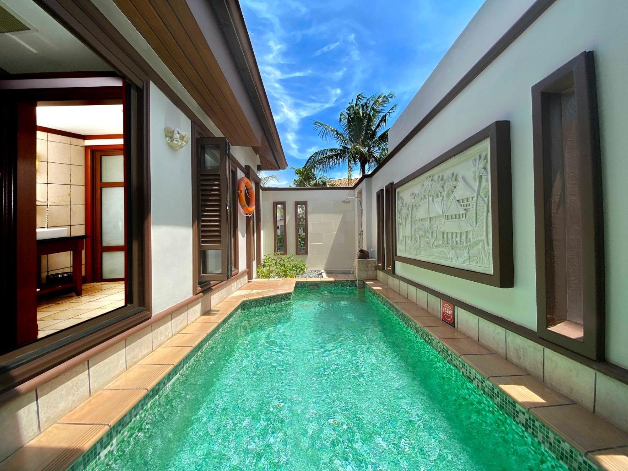 Grand Lexis Port Dickson Hotel Eksteriør billede A pool villa at the resort