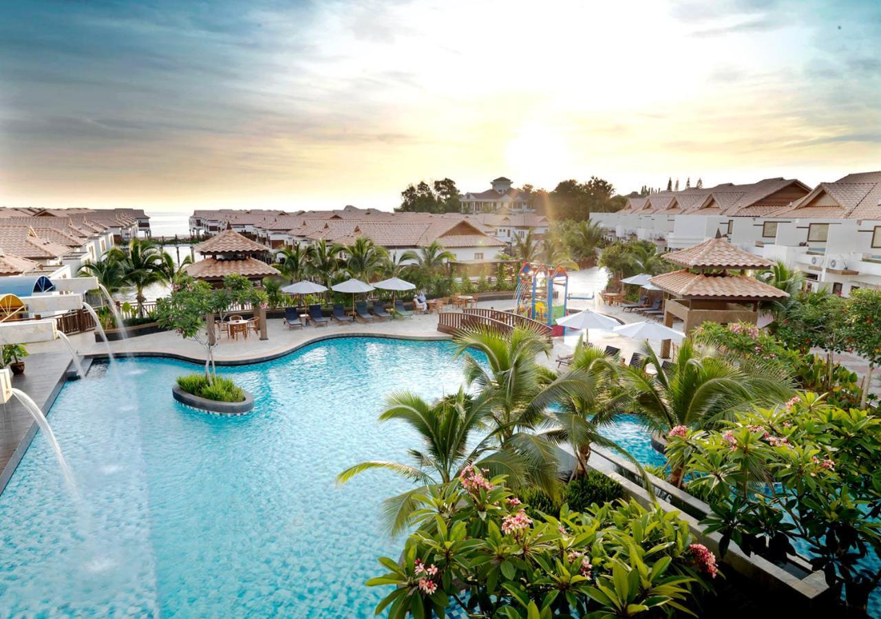 Grand Lexis Port Dickson Hotel Eksteriør billede The pool at the Hard Rock Hotel